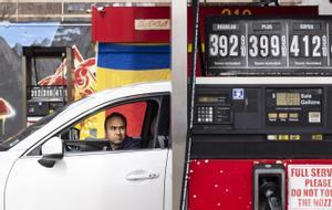 Un hombre espera para llenar el depósito en una gasolinera de Nueva Jersey. 
