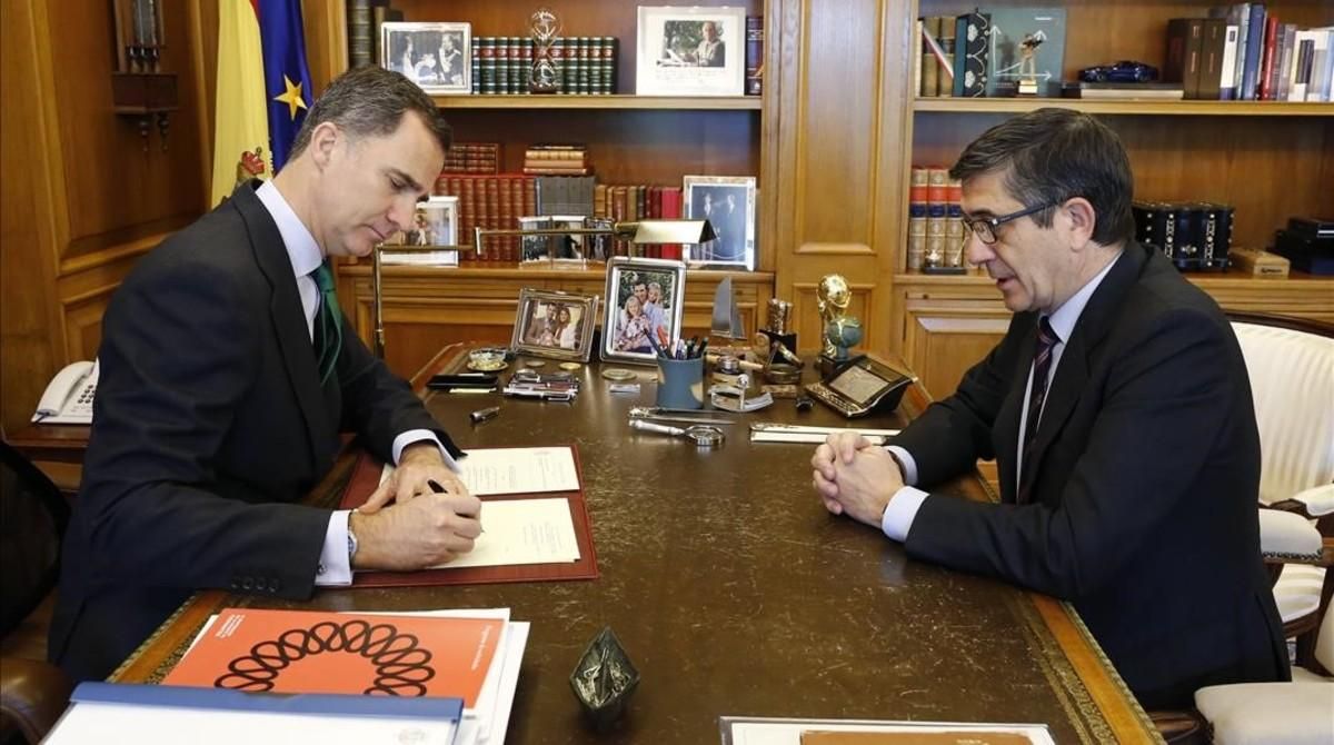Fotografía facilitada por la Zarzuela del rey Felipe VI con el presidente del Congreso de los Diputados, Patxi López, en su despacho para firmar el decreto de disolución de las Cortes y de convocatoria de las elecciones generales del 26 de junio. Fotografía facilitada por la Zarzuela del rey Felipe VI con el presidente del Congreso de los Diputados, Patxi López, en su despacho para firmar el decreto de disolución de las Cortes y de convocatoria de las elecciones generales del 26 de junio.