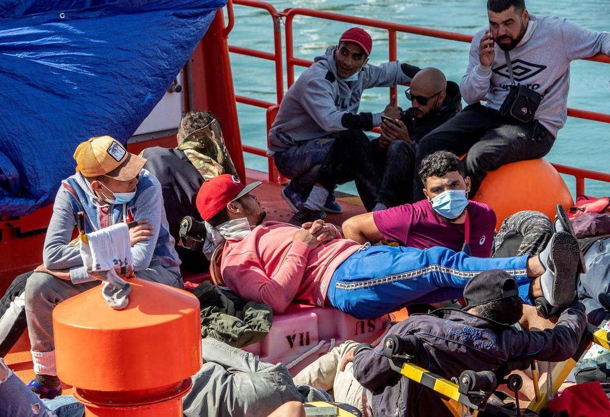 Llegada al muelle de Cádiz de una patera con 22 inmigrantes a bordo, entre ellos dos menores, que fue avistada rumbo a la costa de Cádiz. 