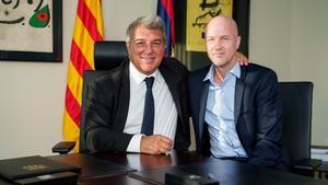 Laporta y Jordi Cruyff tras la firma por un año del ejecutivo como nuevo director deportivo del Barça.