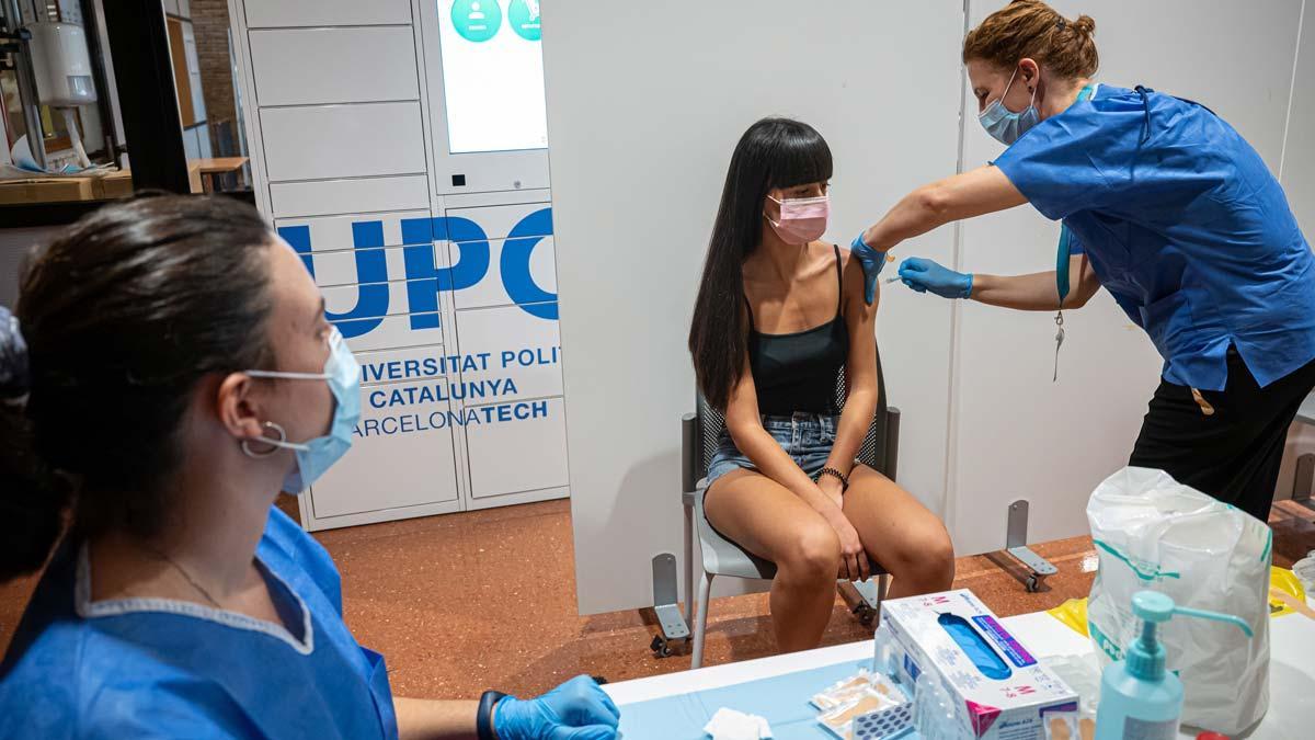 Una chica se vacuna contra el covid en la UPC, el 14 de septiembre.