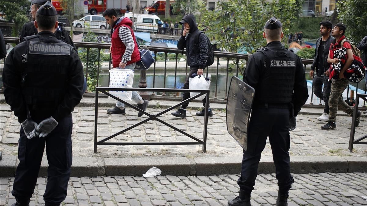 Unos gendarmes patrullan en un calle del centro de París. Unos gendarmes patrullan en un calle del centro de París.