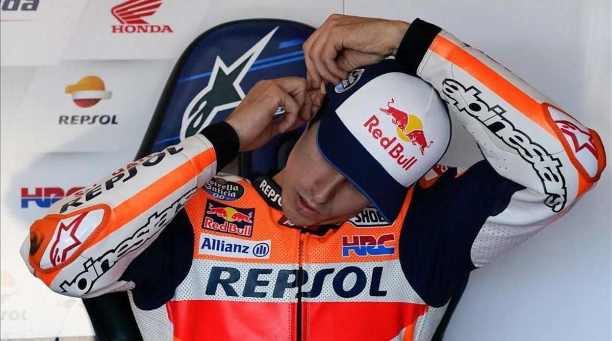 Álex Márquez se coloca los tapones de espuma en sus oídos, ayer, en Motorland. Álex Márquez se coloca los tapones de espuma en sus oídos, ayer, en Motorland.