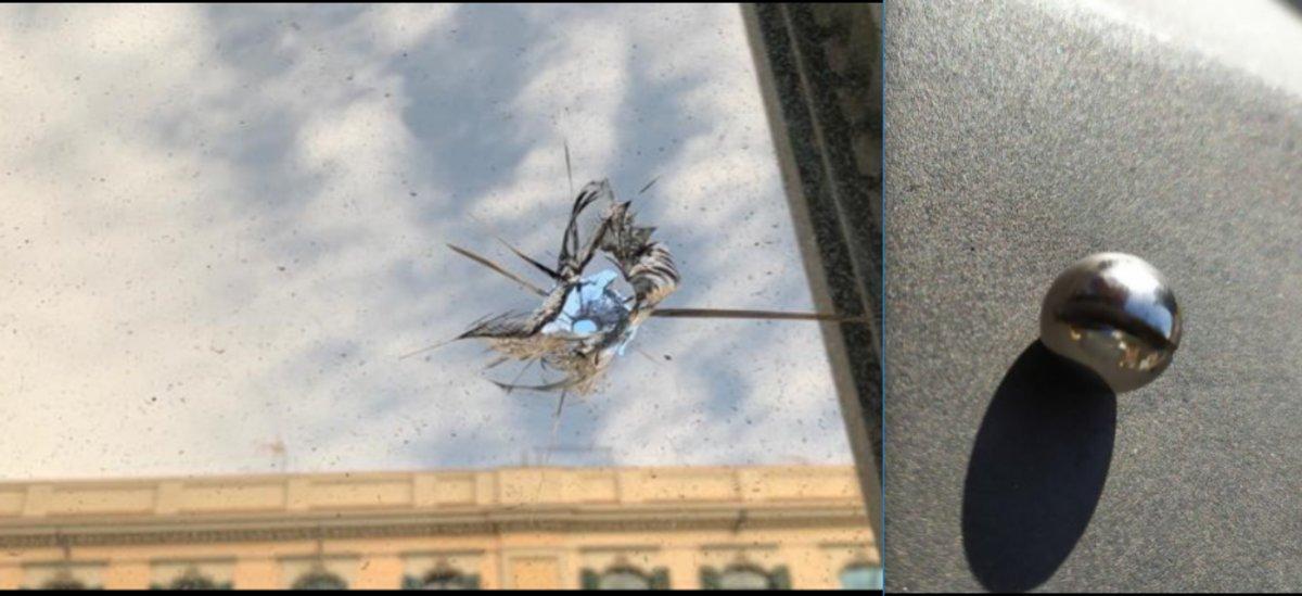 Impacto de rodamiento en el cristal de una ventana de la primera planta del edificio de la Jefatura de Policía Nacional en Barcelona, que se registró durante la noche de este jueves.