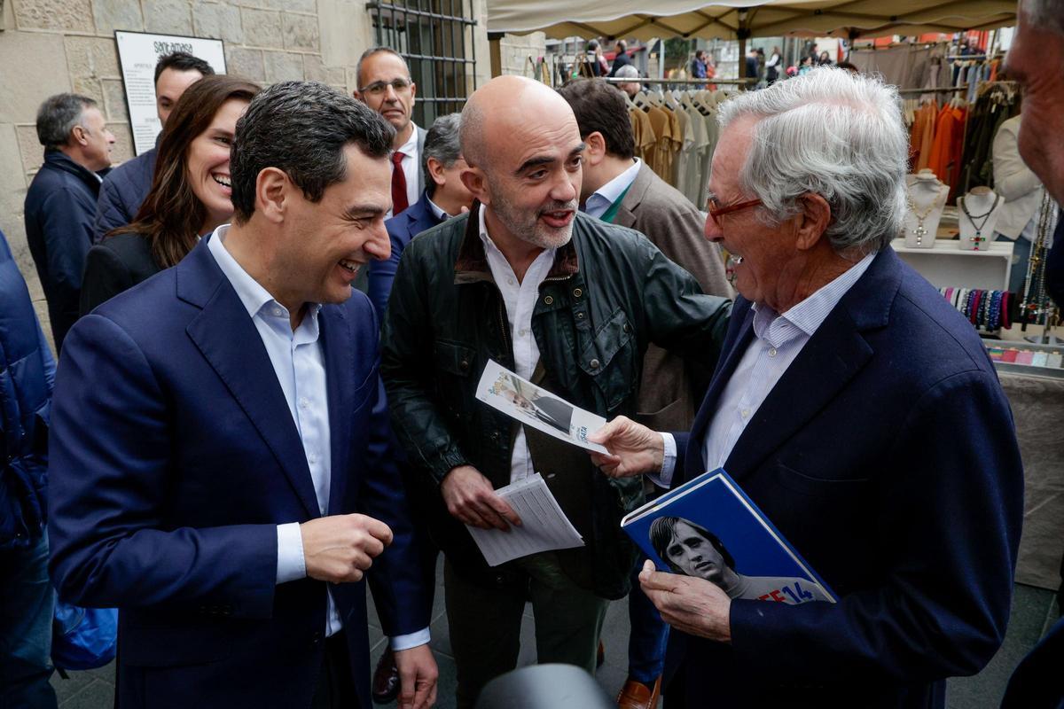 Juanma Moreno y Daniel Sirera recorren el Sarrià Street Market Juanma Moreno y Daniel Sirera recorren el Sarrià Street Market