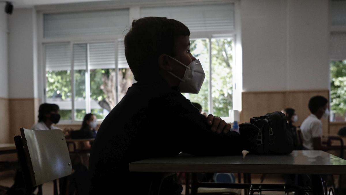 Archivo - Un niño con mascarilla en un aula de un colegio, foto de recurso