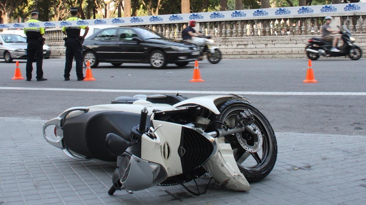Una moto accidentada cerca de la plaza de Tetuan.