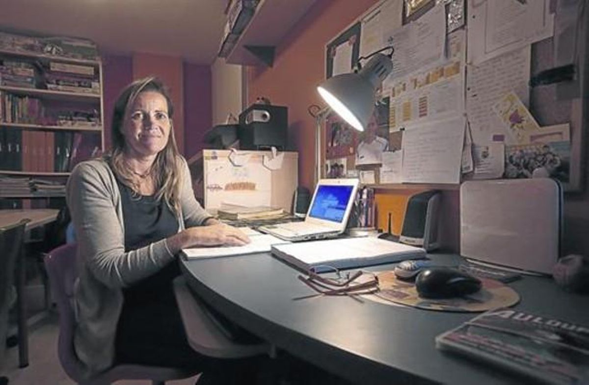 Dar la cara 8 Núria Rubio, maestra de primaria por la UB y afectada por el caso de las menciones, en su casa de Premià de Mar, el viernes pasado. Dar la cara 8 Núria Rubio, maestra de primaria por la UB y afectada por el caso de las menciones, en su casa de Premià de Mar, el viernes pasado.