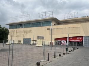 La fachada del extinto Llobregat Centre a principios de este mes de julio del 2023