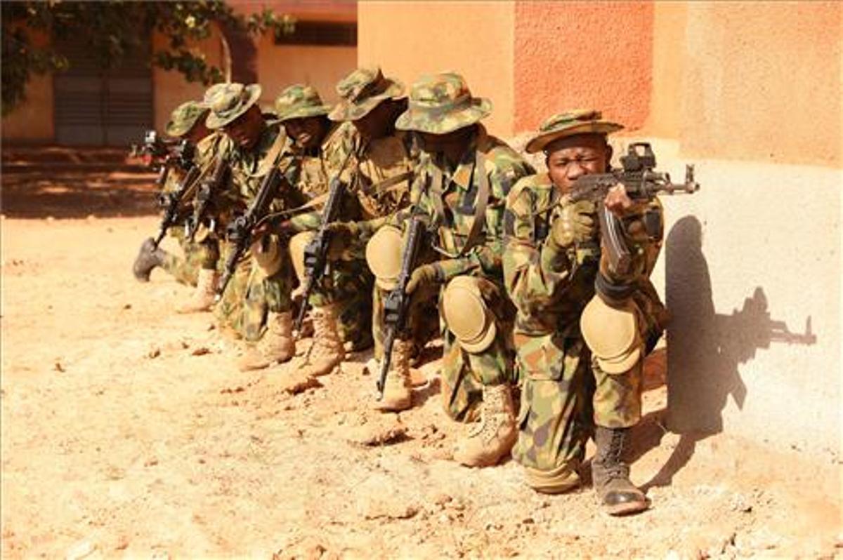 Soldados nigerianos.
