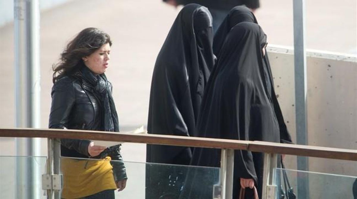 Mujeres musulmanas visten el burka en Lleida, en marzo del 2013. Mujeres musulmanas visten el burka en Lleida, en marzo del 2013.
