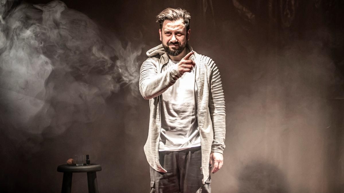 ’Miseria’ se inicia con el protagonista envuelto en humo. ’Miseria’ se inicia con el protagonista envuelto en humo.