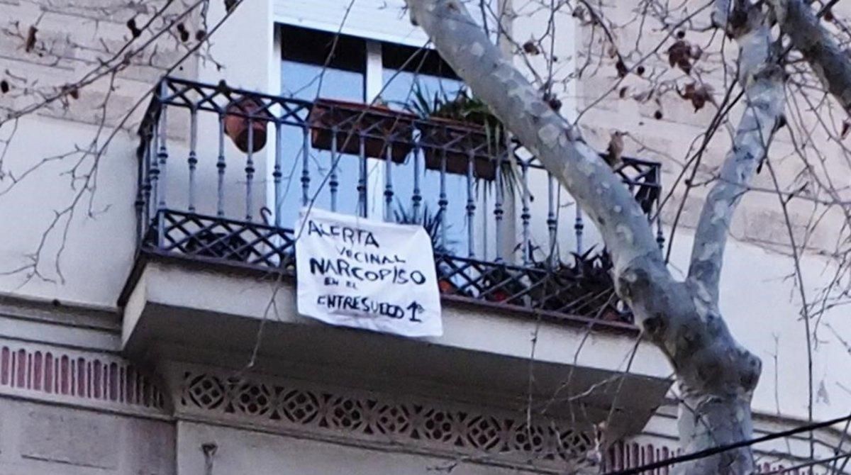 Pancarta en un balcón del 163 de Tamarit, en enero de 2020. Pancarta en un balcón del 163 de Tamarit, en enero de 2020.