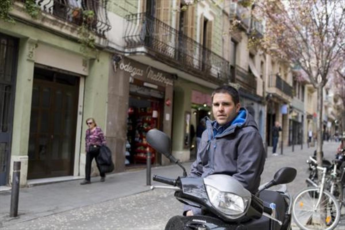 Jordi Costa, al carrer  de Verdi que, amb el de Gran de Gràcia, és un dels seus preferits del barri on viu.