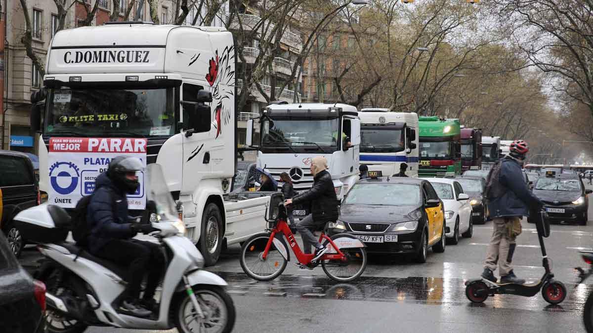 Huelga de transporte: unos 150 camioneros cortan la Ronda Litoral en Barcelona en su décimo día de huelga. En la foto, camiones en la Gran Vía de Barcelona.