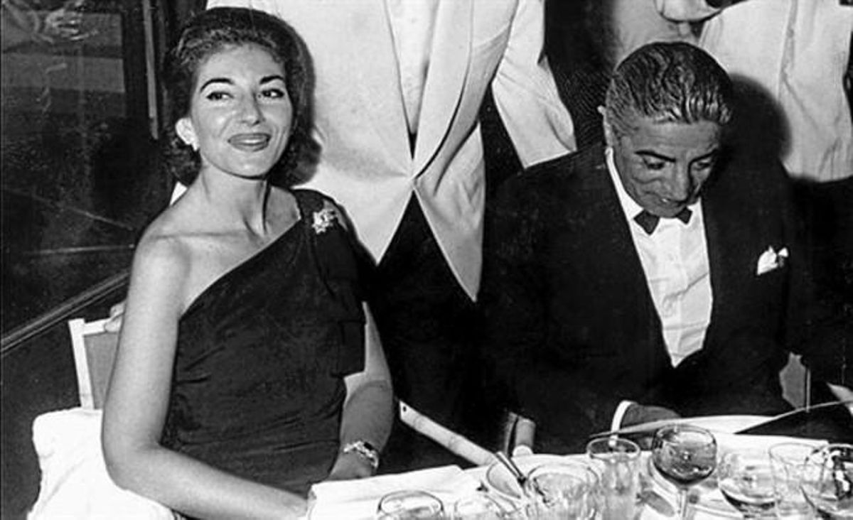 Maria Callas y Aristóteles Onassis. En la silueta, Audrey Hepburn. Maria Callas y Aristóteles Onassis. En la silueta, Audrey Hepburn.