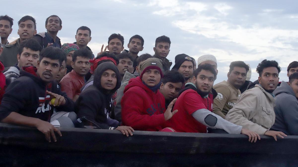 Imagen de los personas refugiadas a bordo del cayuco y que fueron rescatadas por el Astral la tarde del domingo