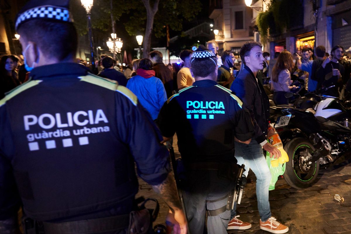 La Guardia Urbana dealoja un botellón en Barcelona. La Guardia Urbana dealoja un botellón en Barcelona.