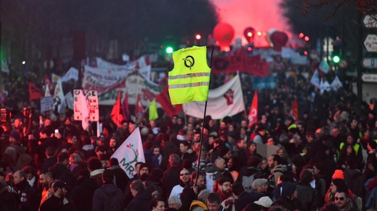 Miles de personas se manifiestan contra el plan de reforma de las pensiones del Gobierno francés en la 43° jornada de protestas. Miles de personas se manifiestan contra el plan de reforma de las pensiones del Gobierno francés en la 43° jornada de protestas.