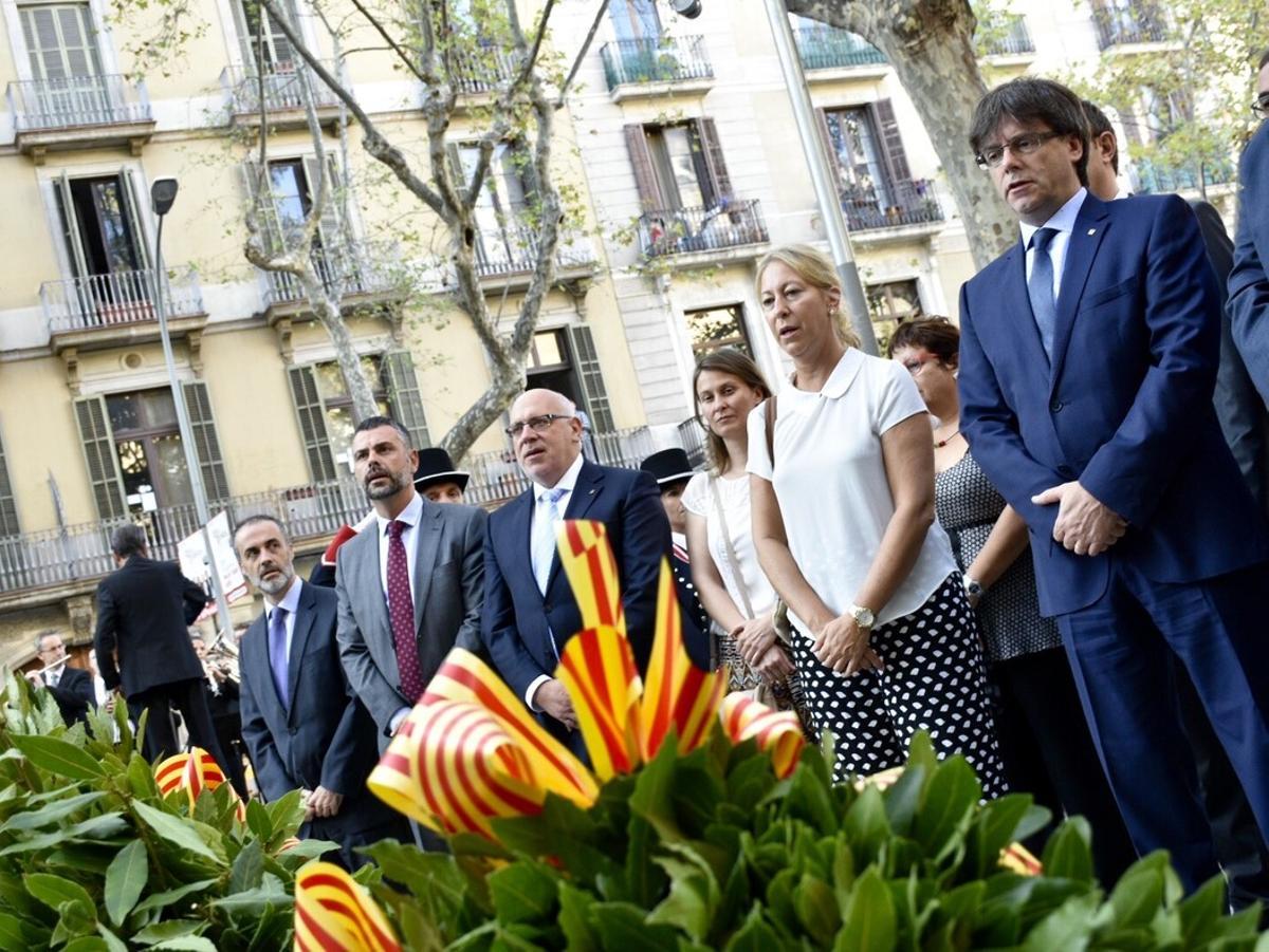Ofrenda a Casanova del Govern con el ’president’ Puigdemont en primer término.