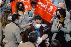 Pedro Sánchez y Luis Tudanca, candidato del PSOE a la Junta de Castilla y León, saludan a los militantes en el acto celebrado en Palencia este domingo.