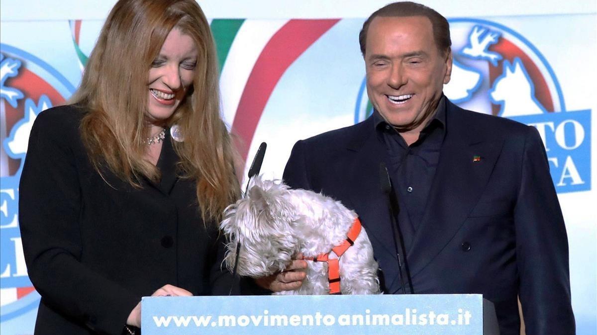 Berlusconi (derecha) sonríe junto a la líder del Movimiento Animalista, Michela Vittoria Brambilla, en un mitin en Milán, el 20 de enero.