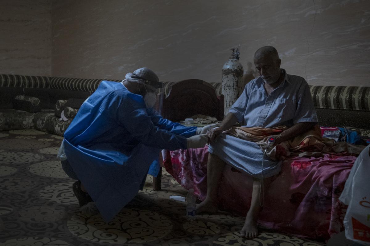 El doctor Salah Alkaber atiende a un paciente con covid. El doctor Salah Alkaber atiende a un paciente con covid.