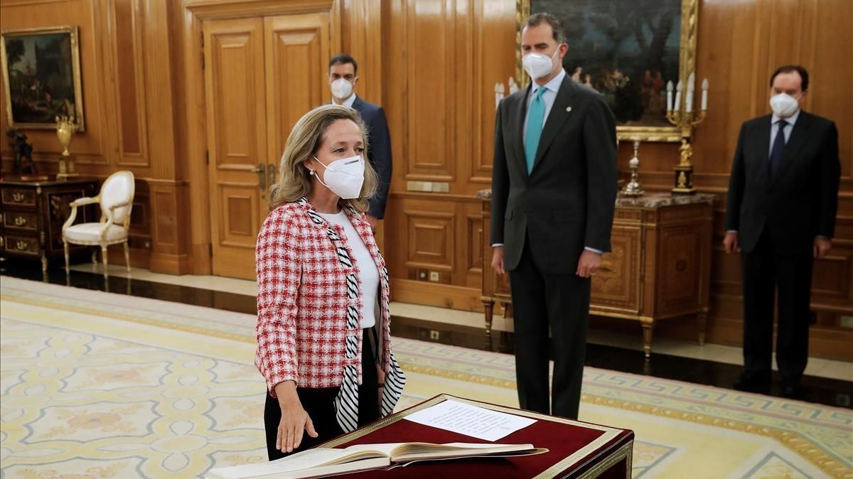 El Rey Felipe VI preside la jura o promesa de la vicepresidenta segunda y ministra de Asuntos Económicos y Transformación Digital, Nadia Calviño. El Rey Felipe VI preside la jura o promesa de la vicepresidenta segunda y ministra de Asuntos Económicos y Transformación Digital, Nadia Calviño.