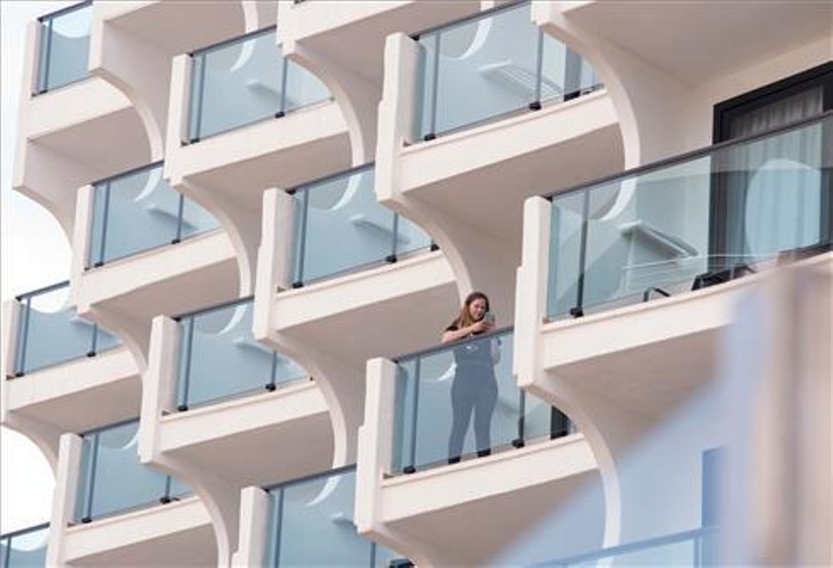 Una turista en el balcón de un hotel en la playa de Palma. Una turista en el balcón de un hotel en la playa de Palma.
