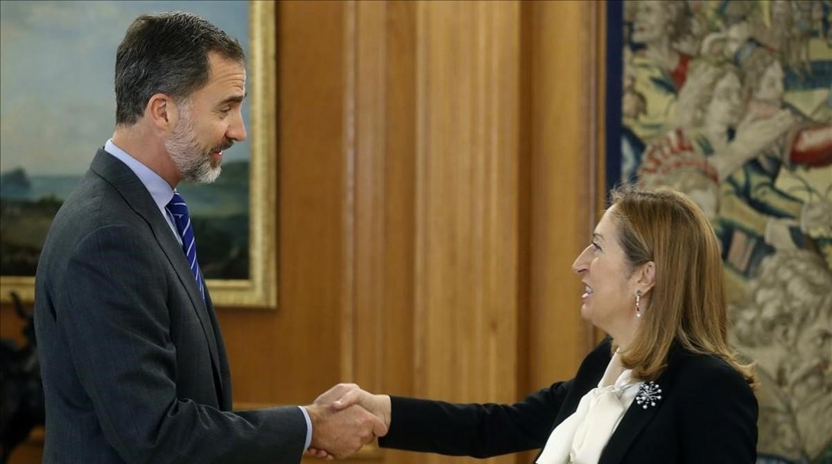 El Rey recibe a la presidenta del Congreso, Ana Pastor, tras la investidura de Mariano Rajoy, este domingo en el Palacio de la Zarzuela.