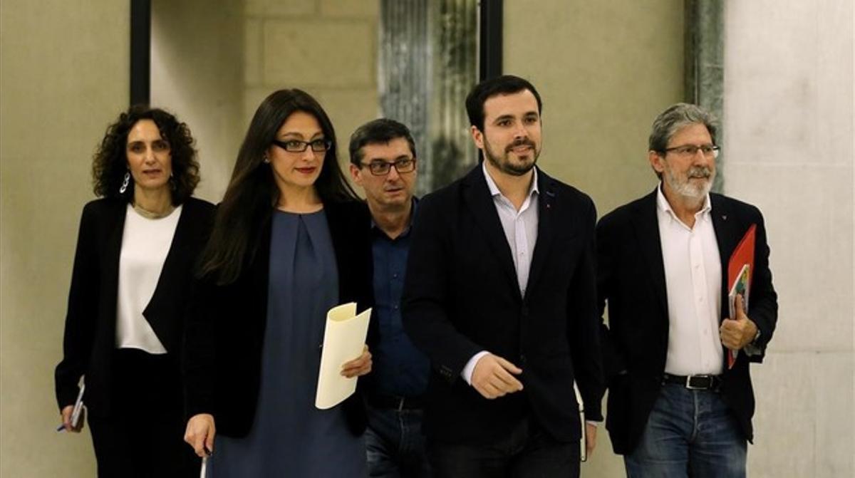 El equipo negociador de IU, con Alberto Garzón en el centro, este lunes en el Congreso. 