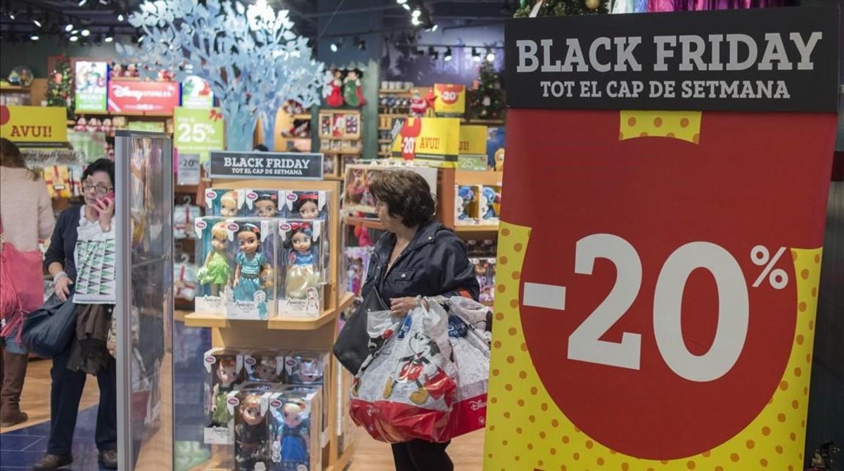 Carteles de Black Friday en una tienda de Barcelona.