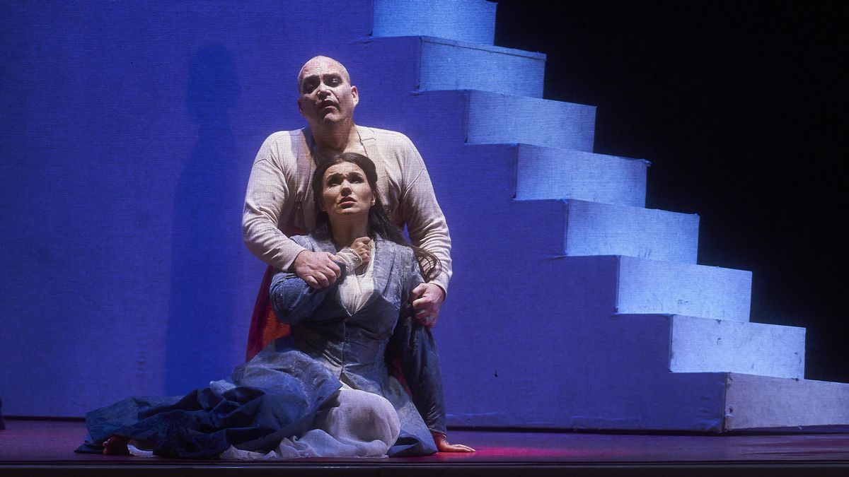 El barítono Christopher Maltman y la soprano Olga Peretyatko en un momento de ’Rigoletto’, de Verdi, en un ensayo en el Liceu. El barítono Christopher Maltman y la soprano Olga Peretyatko en un momento de ’Rigoletto’, de Verdi, en un ensayo en el Liceu.