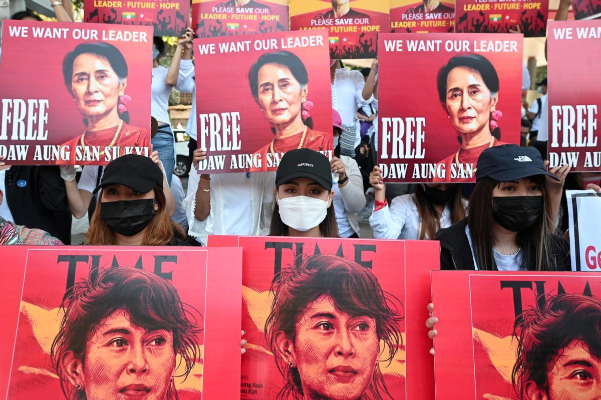 Manifestantes reclaman la libertad de Aung San Suu Kyi en las calles de Yangón, el pasado 13 de febrero.