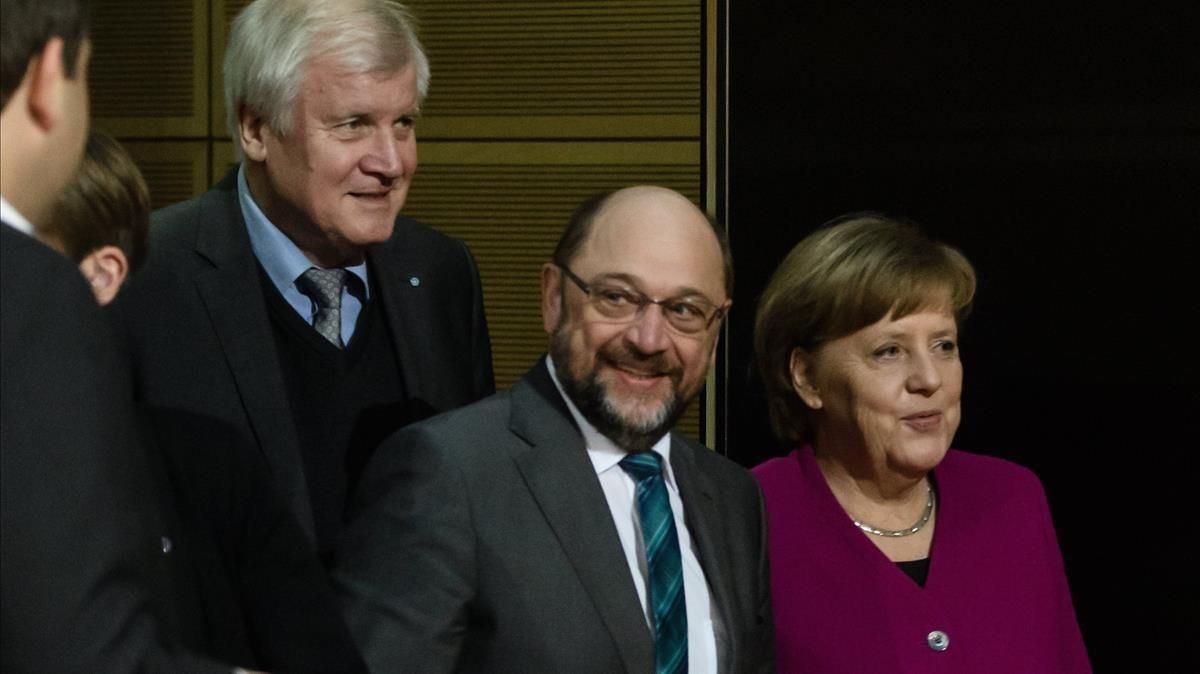 Merkel (derecha), junto a Schulz (centro) y Horst Seehofer, presidente de la CSU, durante la reunión en la sede del Partido Socialdemócrata (SPD) en Berlín, el 2 de febrero. Merkel (derecha), junto a Schulz (centro) y Horst Seehofer, presidente de la CSU, durante la reunión en la sede del Partido Socialdemócrata (SPD) en Berlín, el 2 de febrero.