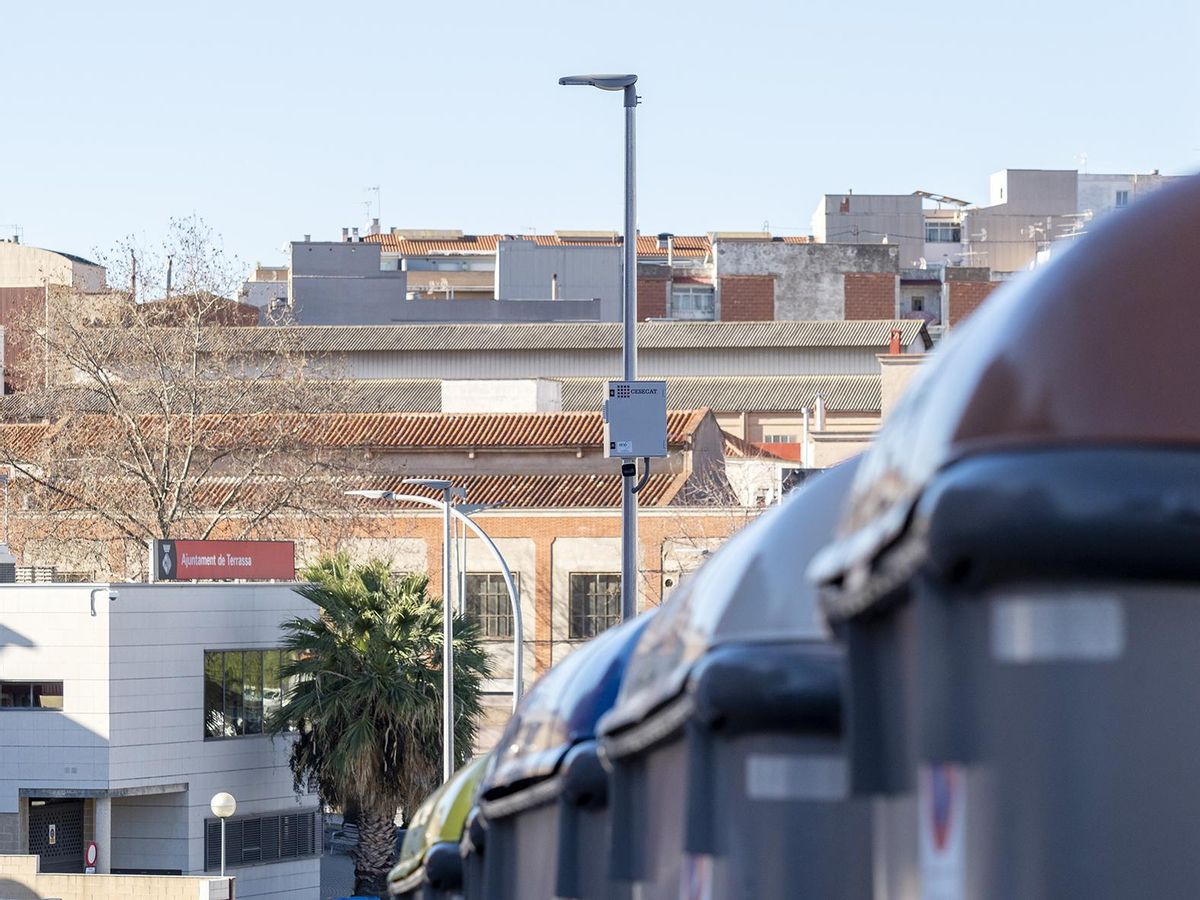 Una de las cámaras de vigilancia que controla islas de contenedores en Terrassa Una de las cámaras de vigilancia que controla islas de contenedores en Terrassa