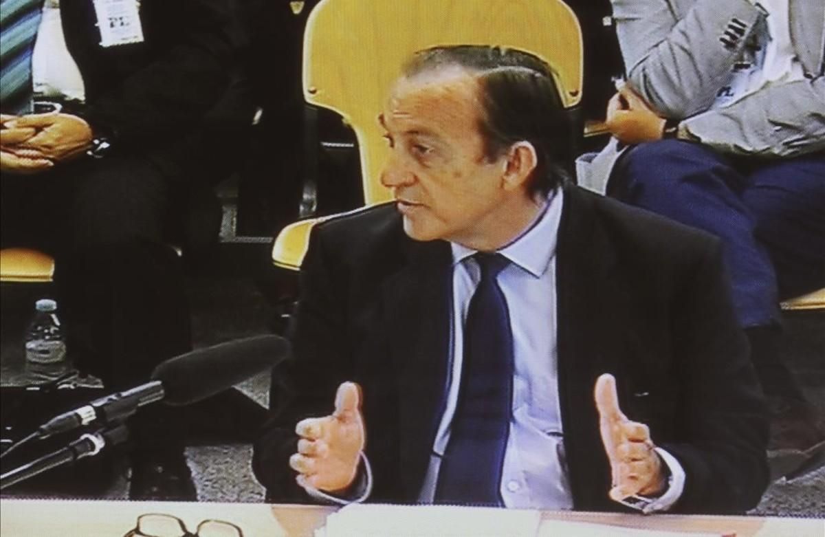 Estanislao Rodríguez-Ponga, durante el interrogatorio en el juicio por las tarjetas ’black’ en la Audiencia Nacional. Estanislao Rodríguez-Ponga, durante el interrogatorio en el juicio por las tarjetas ’black’ en la Audiencia Nacional.