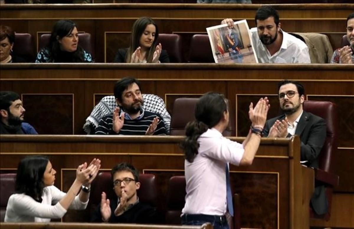 Los diputados de Podemos apluden la intervención de Antonio Gómez Reino. Los diputados de Podemos apluden la intervención de Antonio Gómez Reino.