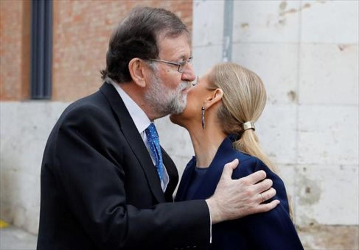 Mariano Rajoy saluda a Cristina Cifuentes, el lunes, en la Universidad de Alcalá de Henares. Mariano Rajoy saluda a Cristina Cifuentes, el lunes, en la Universidad de Alcalá de Henares.