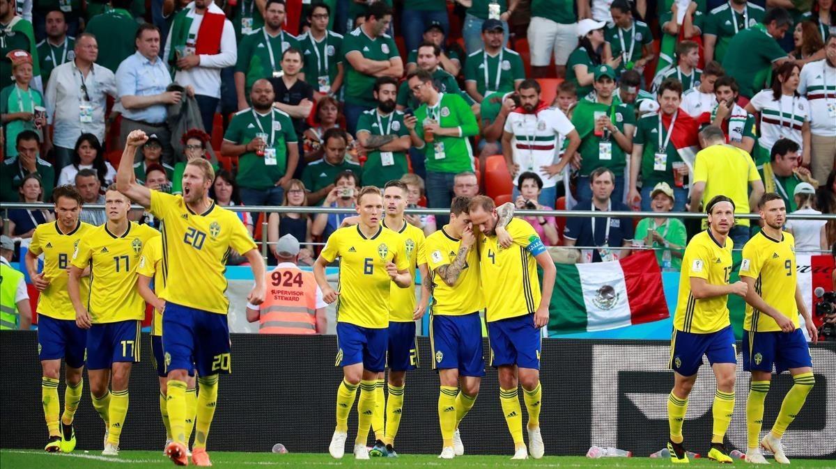 Los suecos celebran uno de sus goles a México.