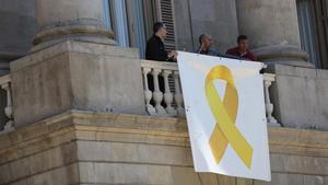 El lazo amarillo, colgado de nuevo en el Ayuntamiento de Barcelona, el 17 de junio.