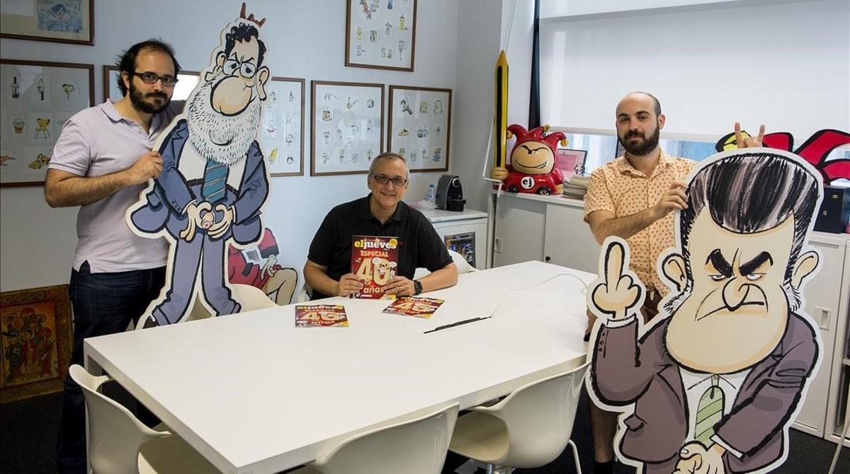 Guille Martinez-Vela, director de ’El Jueves’; Maikel, dibujante jefe, y Joan Ferrús, subdirector, bromeando, en la sala de reuniones de la revista.