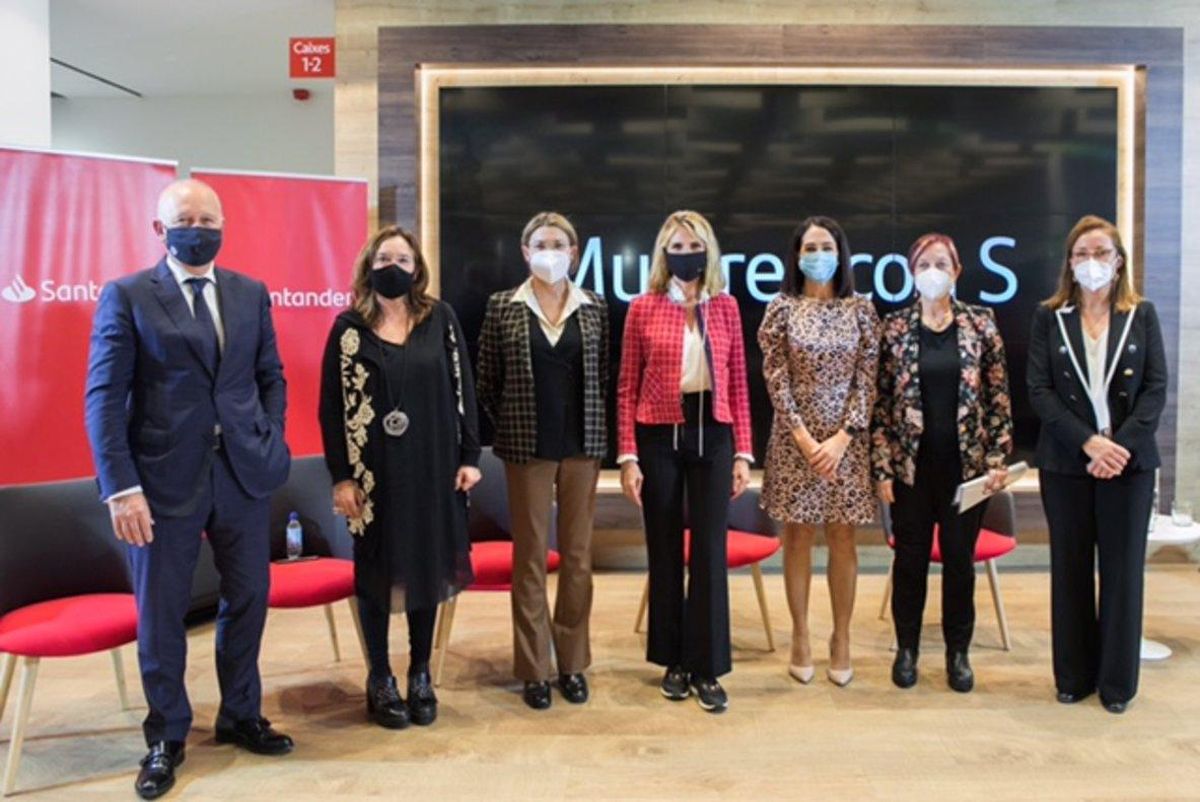 Luis Herrero (Santander), Ana Vallés (Grupo Sorigué), Cristina Guiralt (Grupo Tradisa), Judith Mascó, Mª José Macía (Santander), Margarita Arboix (UAB) y Mireia Torres (Bodegas Torres); en un acto del Banco Santander. Luis Herrero (Santander), Ana Vallés (Grupo Sorigué), Cristina Guiralt (Grupo Tradisa), Judith Mascó, Mª José Macía (Santander), Margarita Arboix (UAB) y Mireia Torres (Bodegas Torres); en un acto del Banco Santander.