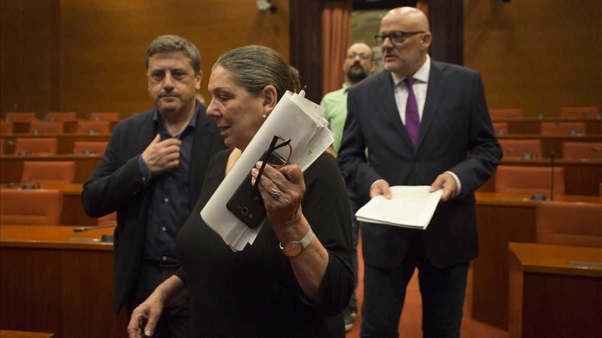 En la imagen, de izquierda a derecha, Jordi Orobitg, Gabriela Serra y Lluís Corominas en el Parlament. En la imagen, de izquierda a derecha, Jordi Orobitg, Gabriela Serra y Lluís Corominas en el Parlament.
