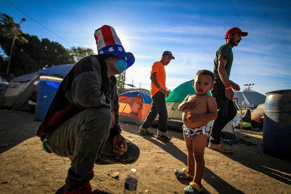 Integrantes de la caravana migrante de centroamericanos permanecen en un albergue en la ciudad de Tijuana en Baja California Mexico. EFE Joebeth Terriquez Integrantes de la caravana migrante de centroamericanos permanecen en un albergue en la ciudad de Tijuana en Baja California Mexico. EFE Joebeth Terriquez