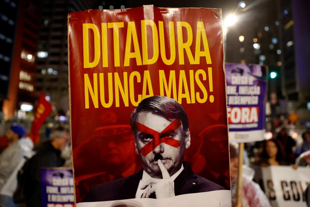 Patronales, sindicatos y movimientos sociales de Brasil se unieron este jueves en diferentes actos para defender la democracia ante la ofensiva del presidente Jair Bolsonaro contra el proceso electoral.