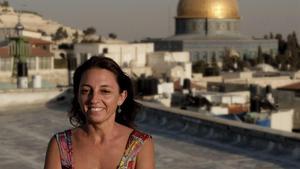 Ana Alba en Jerusalén, con la cúpula de la mezquita de Al Aqsa, al fondo.