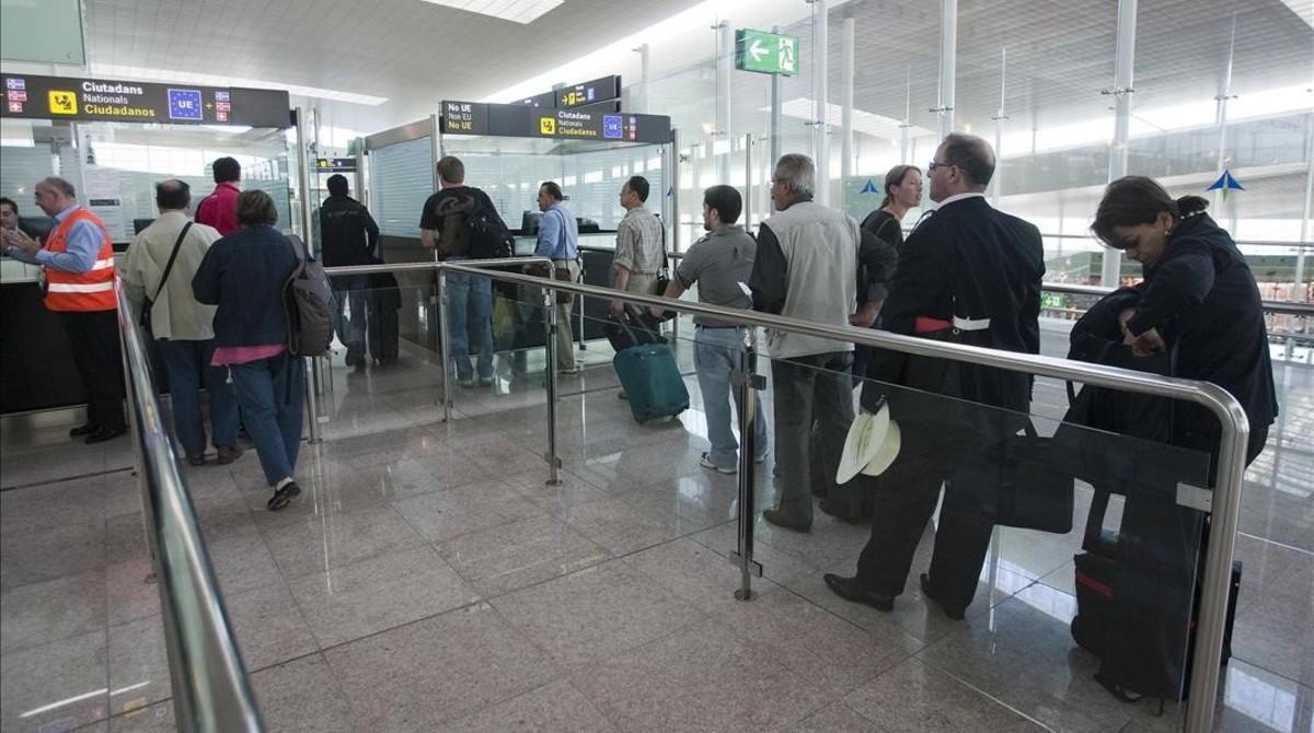 Área de control de pasaportes del aeropuerto del Prat.