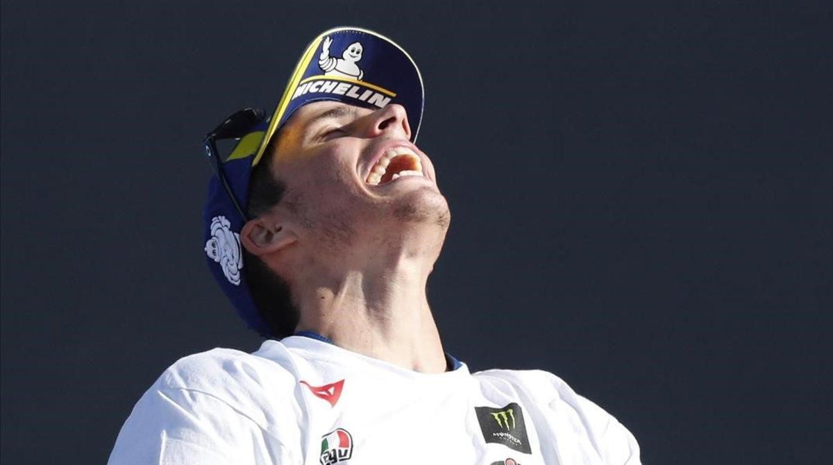 Joan Mir mira al cielo celebrando su gran éxito, hoy, en Valencia. Joan Mir mira al cielo celebrando su gran éxito, hoy, en Valencia.