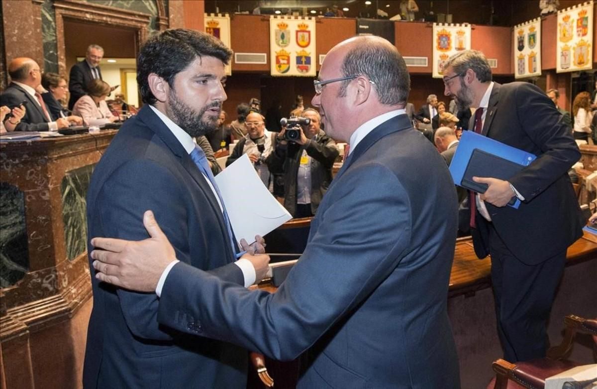 Fernando López Miras (izquierda) saluda a Pedro Antonio Sánchez en la Asamblea de Murcia. Fernando López Miras (izquierda) saluda a Pedro Antonio Sánchez en la Asamblea de Murcia.